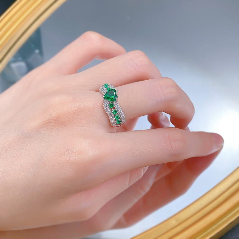 Exquisite Emerald Ring - Elegant Design for Engagement Occasions