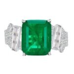 Elegant 925 Sterling Silver Oval-Cut Emerald Ring with Cubic Zirconia Accents